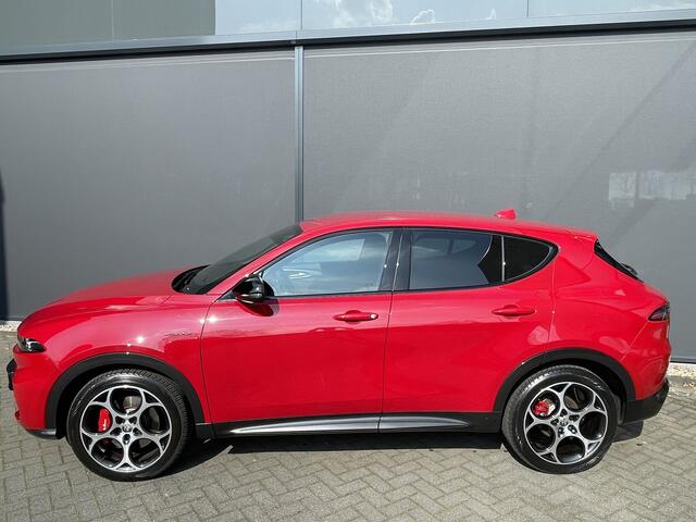 Alfa Romeo Tonale 1.5 Hybrid 160PK VGT TCT7 Veloce Automaat - Climate control - Cruise control -Park. sensoren V+A - Navi full map - A-uitrijcamera - LMV 19"- V.Stoelen verwarmb. - Stuurflippers - Digitaal instrumentenpaneel - Matrix verlicht