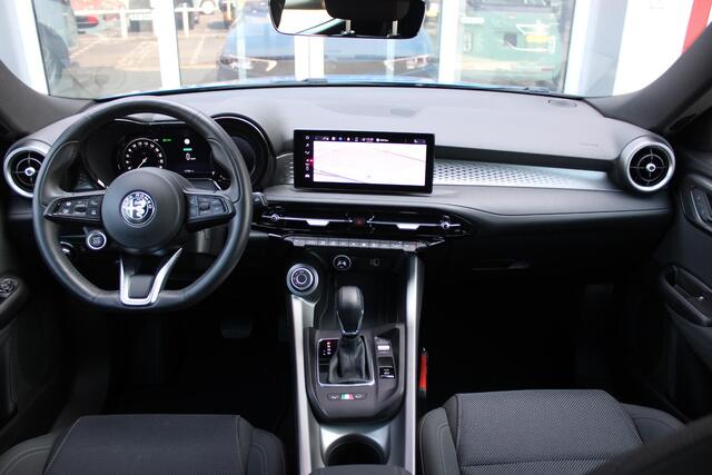 Alfa Romeo Tonale 1.5T 130PK Hybrid SPRINT | 360° CAMERA | NAVIGATIE | DRAADLOOS APPLE CARPLAY / ANDROID AUTO | 19 "INCH LICHTMETALEN VELGEN | ADAPTIVE CRUISE CONTROL | KEYLESS ENTRY / START | VOORSTOELEN / STUUR VERWARMD | VERWARMDE RUITENSPROEIERS | DRAADLOZE TELEFOONLAD