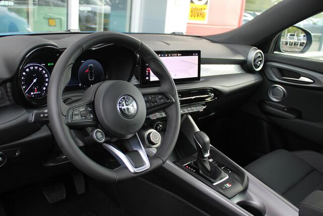 Alfa Romeo Tonale 1.5T 160PK AUTOMAAT Hybrid Ti | NIEUWE AUTO! | ELEKTRISCH BEDIENBARE VOORSTOELEN MET GEHEUGENFUNCTIE | HARMAN EN KARDON AUDIO | FULL LED KOPLAMPEN | 18" LICHTMETALEN VELGEN | CLIMATE CONTROL | NAVIGATIE | DRAADLOZE APPLE CARPLAY/ANDROID AUTO | ADAPTIVE CR
