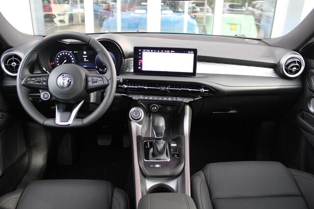 Alfa Romeo Tonale 1.5T 160PK AUTOMAAT Hybrid Ti | NIEUWE AUTO! | ELEKTRISCH BEDIENBARE VOORSTOELEN MET GEHEUGENFUNCTIE | HARMAN EN KARDON AUDIO | FULL LED KOPLAMPEN | 18" LICHTMETALEN VELGEN | CLIMATE CONTROL | NAVIGATIE | DRAADLOZE APPLE CARPLAY/ANDROID AUTO | ADAPTIVE CR
