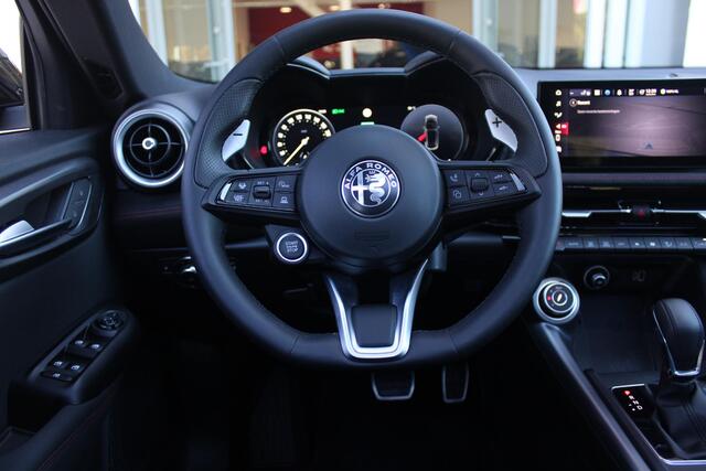 Alfa Romeo Tonale PHEV 280PK VELOCE | NIEUWE AUTO! | PANORAMISCH SCHUIF/KANTEL DAK | WINTERPACK: STOEL/STUUR VERWARMING | TECHNOLOGY PACK: PARKEERWAARSCHUWING VOOR EN ACHTER/360° CAMERA/AUTOMATISCH INPARKEREN/ AUTONOMOUS DRIVING LEVEL 2: ADAPTIVE CRUISE CONTROL/LANE CENTER