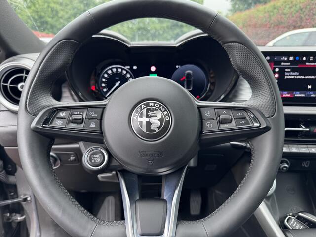 Alfa Romeo Tonale 1.5T Hybrid Ti | Schuifdak | H+K | BTW | Full Options! Nieuwstaat!