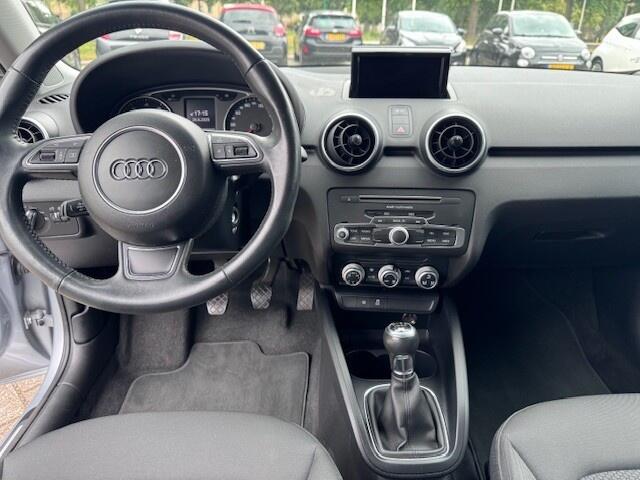 Audi A1 1.0 TFSI Adrenalin S-line en Navi. 17 inch. velgen