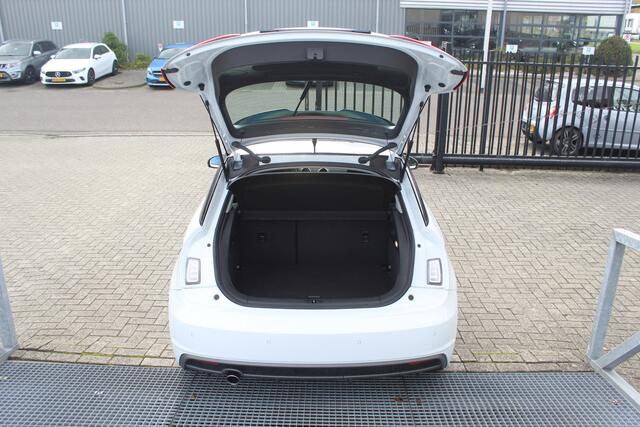 Audi A1 Sportback 1.0 TFSI Sport Pro Line S S-line/Navigatie/Stoelverwarming/Led voor en achter/Buitenspiegels verwarmd/Compleet onderhouden/Privacy glass/ Parkeersensoren