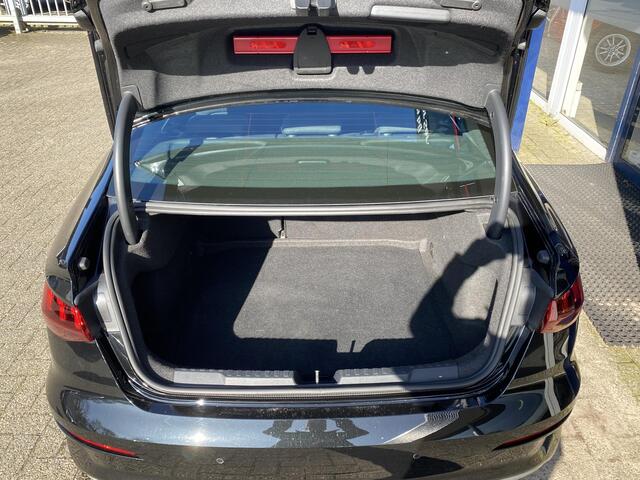 Audi A3 Limousine 30 TFSI Business edition / Automaat / NL-Auto / 1e-Eigenaar / Apple-Carplay & Android-Auto / Adaptieve Cruise-Control / Climate-Control / Draadloze-Telefoonlader / DAB Radio-Bluetooth / Navi / Flippers / LED verlichting / PDC V+A / 17'' LMV / EN