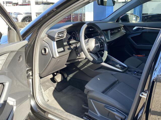 Audi A3 Limousine 30 TFSI Business edition / Automaat / NL-Auto / 1e-Eigenaar / Apple-Carplay & Android-Auto / Adaptieve Cruise-Control / Climate-Control / Draadloze-Telefoonlader / DAB Radio-Bluetooth / Navi / Flippers / LED verlichting / PDC V+A / 17'' LMV / EN