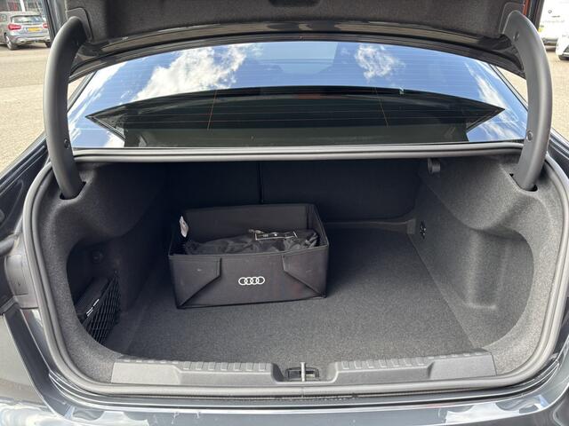 Audi A3 Limousine 35 TFSI edition one / Apple Carplay/ Android Auto / BTW / Digital Cockpit / Keyless / Camera / Stoelverwarming /