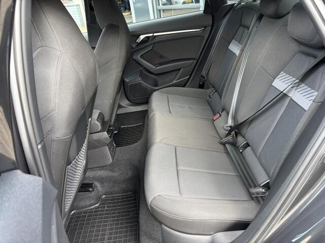Audi A3 Limousine 35 TFSI edition one / Apple Carplay/ Android Auto / BTW / Digital Cockpit / Keyless / Camera / Stoelverwarming /