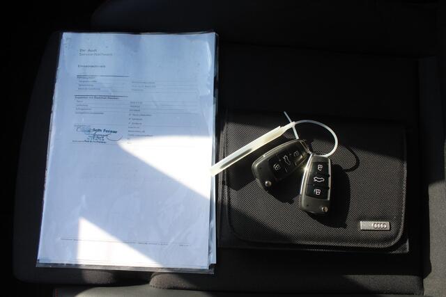 Audi A3 Limousine 2.0 TFSI S3 quattro Panoramadak/Navigatie/Virtual cockpit/Parkeersensoren rondom/Apple carplay/Adaptive cruise control/Stoelverwarming/Climate control/DAB/18'' Lichtmetalen velgen.