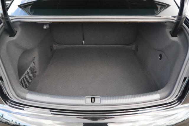 Audi A3 Limousine 35 TFSI CoD S Line Sport 150PK Automaat Black optic Virtual Cockpit 18 inch Navigatie Clima Cruise Stoelverwarming PDC Carplay Android Bluetooth Full LED All-Season Banden