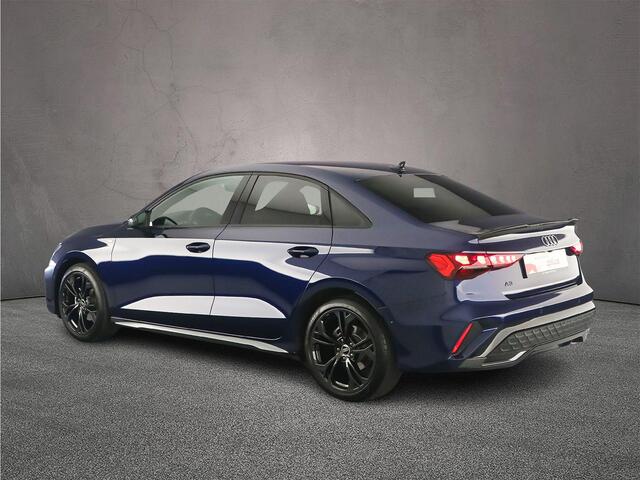 Audi A3 Limousine 30 TFSI S Edition | Trekhaak | Carbon | Sonos | Grootlichtassist | Adapt. Cruise | Sfeerverlichting | 18 inch | S Line