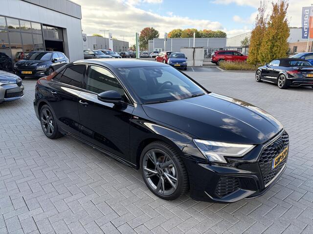Audi A3 Limousine 30 TFSi Automaat S-Line | Zwart Optiek | LED | Keyless | Navigatiesysteem | CarPlay | Digitaal Dashboard | Adaptive Cruise | 18 Inch | 11.292 Km!!