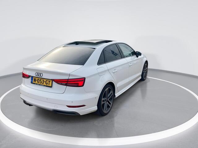 Audi A3 Limousine 35 TFSI/150PK S-tronic S Line · Panoramadak · Trekhaak · Camera + parkeersensoren