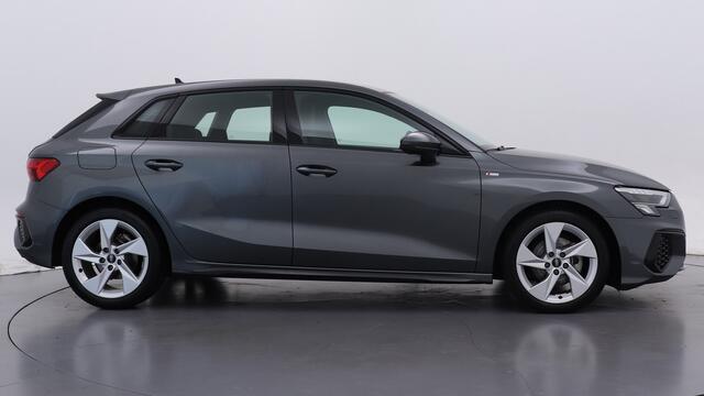 Audi A3 SPORTBACK 30 TFSI S edition | Zwart Optiek | 17" LMV | Phone box | PDC |