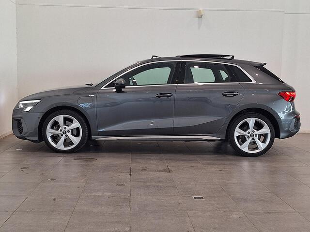 Audi A3 SPORTBACK 40 TFSI e S-Line | Keyless | Matrix LED | Panoramadak | Stoelverwarming | Lichtmetalen velgen 18" | Parkeersensoren voor, achter en achteruitrijcamera