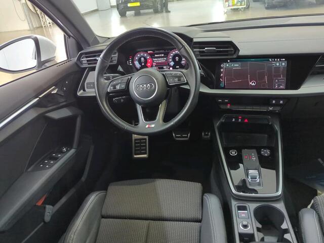 Audi A3 SPORTBACK 30 TFSI S edition / LED / S-Line Interieur & Exterieur / Navigatie / Camera / Donker Glas / 17" LMV