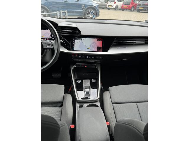 Audi A3 SPORTBACK 30 TFSI Business edition Automaat/VTcockpit/Trekhaak/Led/Cruise/PDC