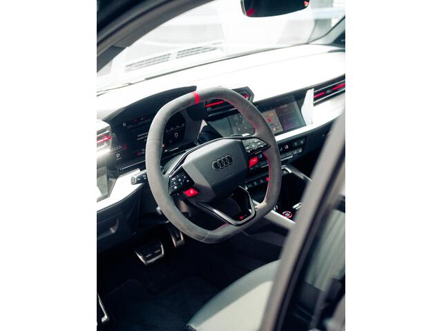 Audi A3 SPORTBACK 2.5 TFSI RS 3 quattro | Adaptief onderstel | Carbon | RS-Sportuitlaat | Pano | RS-Designpakket | Sonos | Headup |