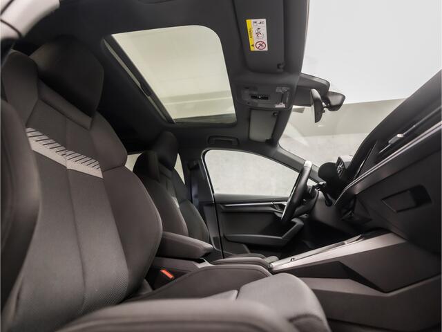 Audi A3 SPORTBACK 30 TFSI Sport Automaat (SCHUIFDAK, APPLE CARPLAY, GROOT NAVI, ADAPTIVE CRUISE, SFEERVERLICHTING, GETINT GLAS, SPORTSTOELEN, DAKRAILS, LED KOPLAMPEN, NIEUWSTAAT)