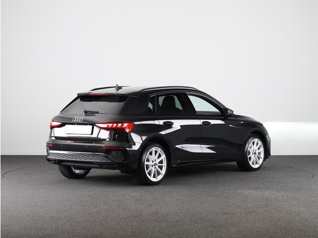 Audi A3 SPORTBACK 40 TFSI e S edition 204 pk S-tronic | Private lease vanaf ¤ 699,- pm | Verlengde garantie | Navigatie | Trekhaak (afneembaar) | Parkeersensoren (Park assist) | Adaptieve cruise control | Stoelverwarming | S-line |