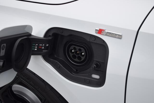 Audi A3 SPORTBACK 45 TFSI e S-line Competition | RS stoelen | Pano | 19"