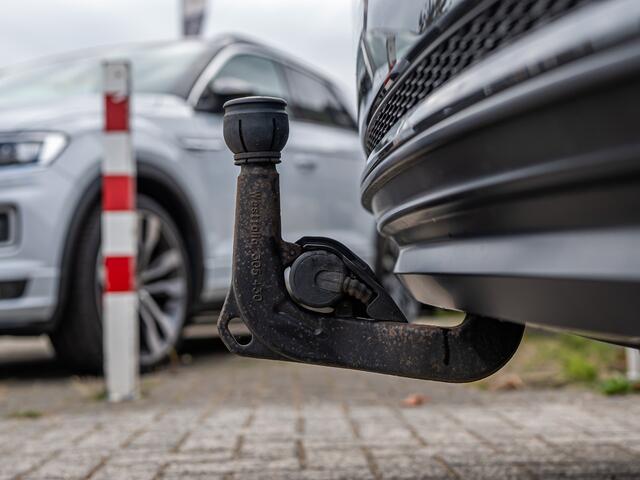 Audi A4 Avant 2.0 TFSI MHEV quattro Sport S line black edition PANO HUD CAMERA BLACK OPTIC ELEK TREKHAAK VIRTUAL DASH