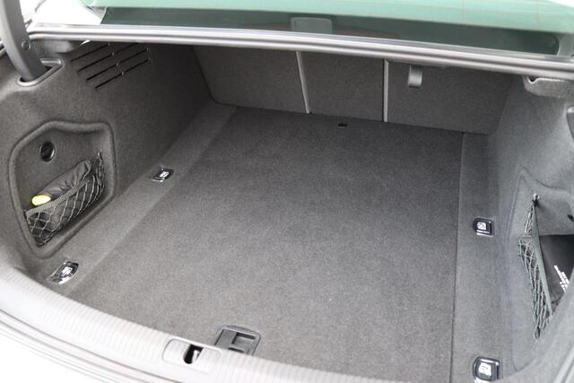 Audi A4 Limousine 35 TFSI Launch Edition S-Line 150pk S-Tronic | Pano | HUD | 360°