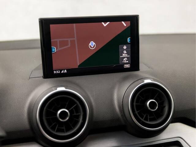 Audi Q2 1.0 TFSI Sport (GROOT NAVI, PLAT SPORTSTUUR, ZWART HEMEL, LED KOPLAMPEN, SPORTSTOELEN, GETINT GLAS, PARKEERSENSOREN, CLIMATE CONTROL, NIEUWSTAAT)