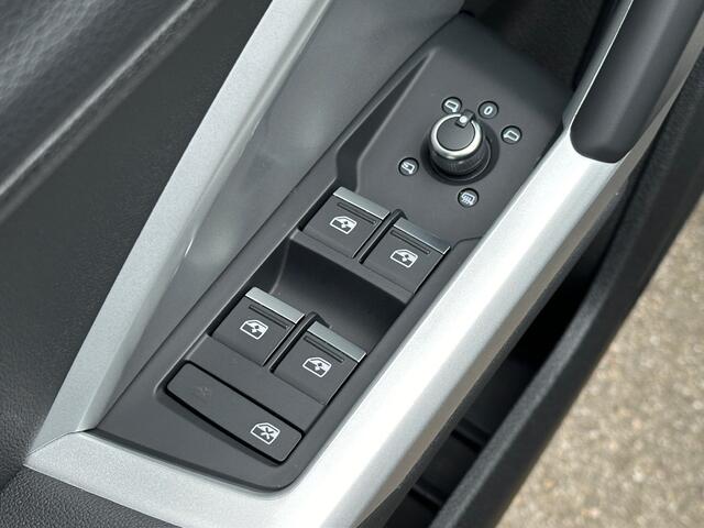 Audi Q3 35 TFSI S-line | Panoramadak | Trekhaak | Camera | Elek. Achterklep | Rijklaar incl. garantie