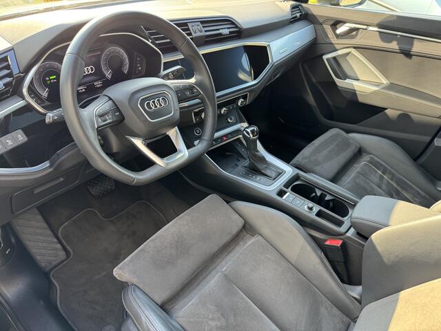 Audi Q3 Sportback 45 TFSIe 245 pk S-line Black Pano