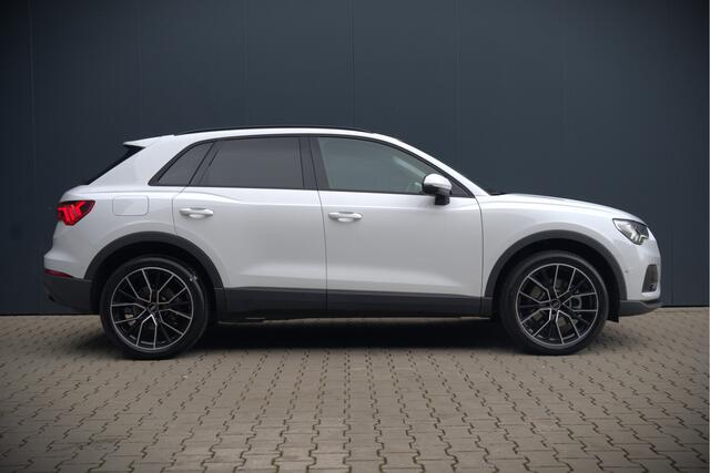 Audi Q3 45 TFSI e Advanced edition | Navigatie | Stoelverwarming | Parkeersensoren | Black Edition | Cruise Control | DAB | Navigatie | Automaat | Digital Dash | LED | Elektrische Achterklep | Dodehoekdetectie