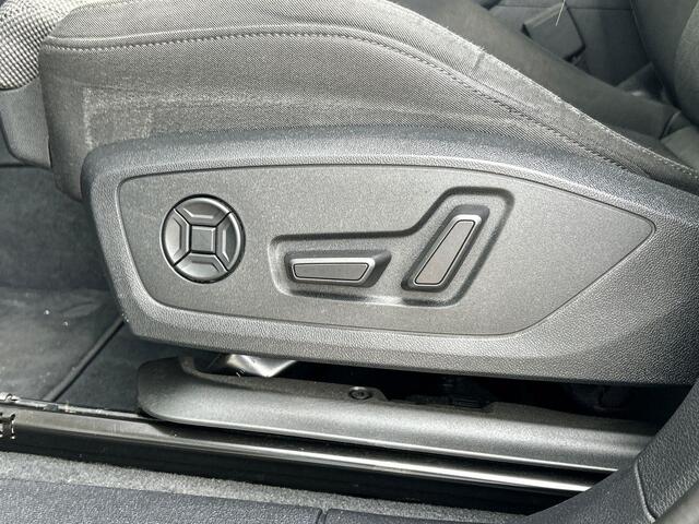 Audi Q3 45 TFSI e Business Edition 245 pk S-tronic | Navigatie | Panoramadak | Parkeersensoren | Achteruitrijcamera | Adaptieve cruise control | LED koplampen |