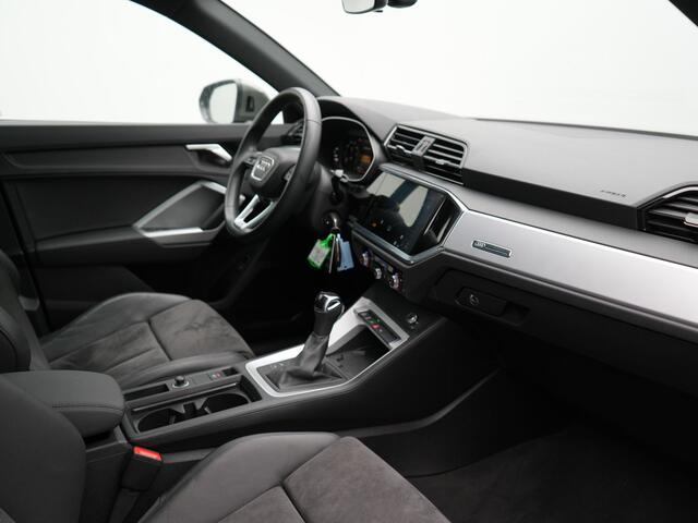 Audi Q3 45 TFSI e edition Plug In Hybrid 245pk Dealer O.H PHEV | Panodak | Camera | Cruise Control | Alcantara Sportstoelen Verwarmd | Navigatie | Virtual | DAB |