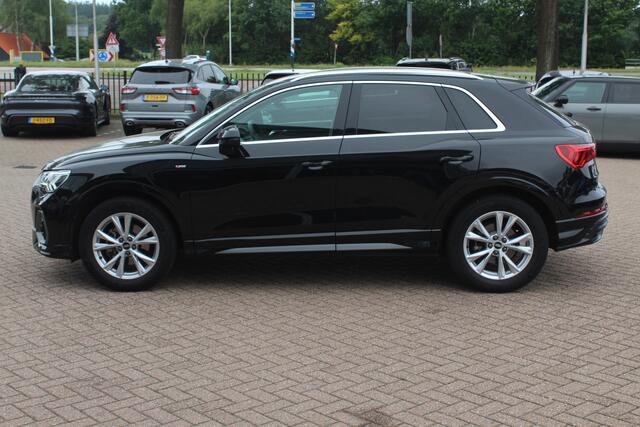 Audi Q3 35 TFSI S edition / Trekhaak / Camera / Leder&Alcantara / 18'' / Navigatie / Dodehoek / Stoelverwarming / Sportonderstel / Virtual Cockpit / Cruise Control