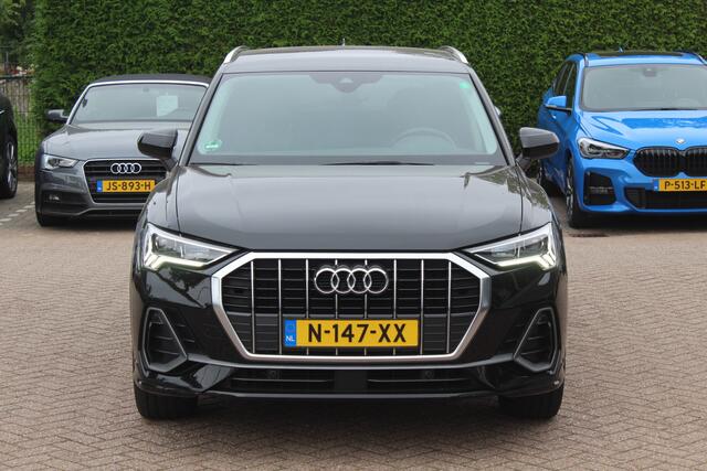 Audi Q3 35 TFSI S edition / Trekhaak / Camera / Leder&Alcantara / 18'' / Navigatie / Dodehoek / Stoelverwarming / Sportonderstel / Virtual Cockpit / Cruise Control