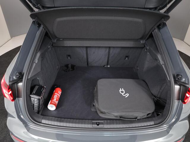 Audi Q3 45 TFSI e Business Edition 245 pk S-tronic | Navigatie | Parkeersensoren | Adaptieve cruise control | LED koplampen | Lichtmetalen velgen 18" |