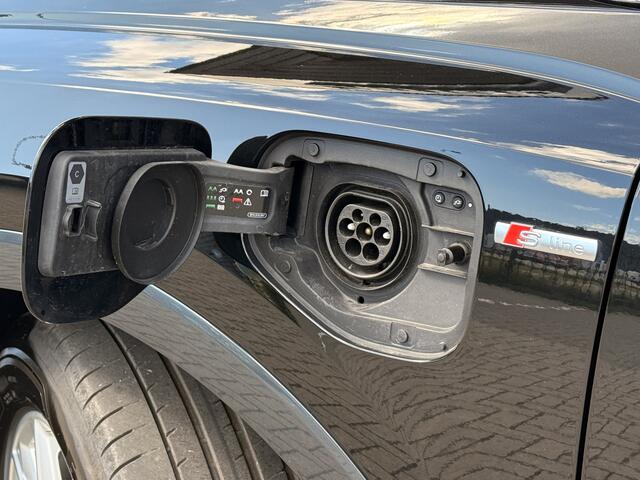 Audi Q3 Sportback 45 TFSI E S-Line | PHEV | Matrix | Stoelverwarming | Digital Dash | Parkeersensoren |