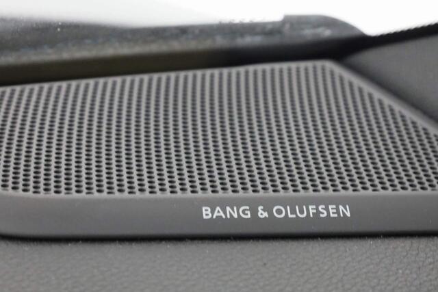 Audi Q3 35 TFSI 150 pk S-tronic S-Line | Panoramadak | Trekhaak | Bang & Olufsen | Leder/alcantara | Navigatie