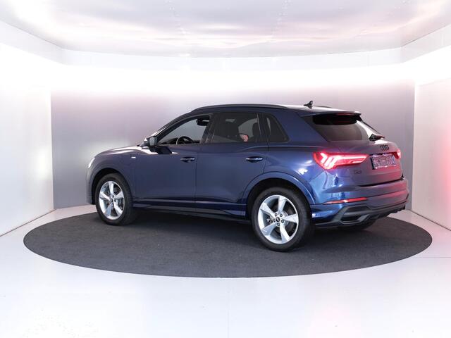 Audi Q3 45 TFSI e S edition 245 pk S-tronic | Navigatie | Parkeersensoren (Park assist) | Achteruitrijcamera | Adaptieve cruise control | Lederen bekleding | Elektr. voorstoelen | S-Line |