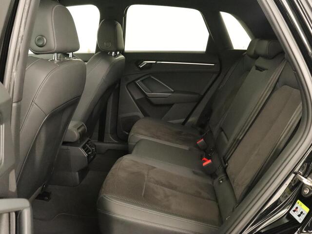 Audi Q3 35 TFSI S Line | Panoramadak | Stoelverwarming | Adaptive cruise | Camera | Carplay | Virtual Cockpit | Navigatie | Sportstoelen | Half leder | Climate control | Virtual Cockpit