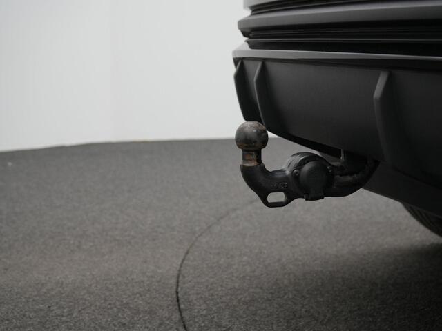 Audi Q3 Sportback 35 TFSI 150 pk S-tronic S Edition Competition / S-Line | Panoramadak | Trekhaak | Matrix LED | Stoelverwarming | Rondomzicht camera | Sportstoelen | 19 inch