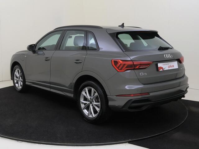 Audi Q3 45 TFSI e S edition | Stoelverwarming | Keyless | Dodehoek detectie | CarPlay | Sfeerverlichting | Parkeersensoren | Elektrische achterklep |