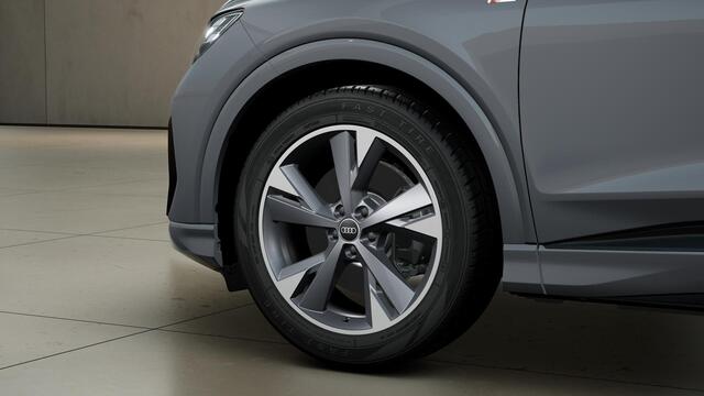 Audi Q4 Sportback e-tron 45 quattro S Edition 82 kWh panoramadak, achteruitrij camera, adaptive cruise control, optiek pakket zwart plus, privacy glass, lichtpakket, spiegelkappen zwart