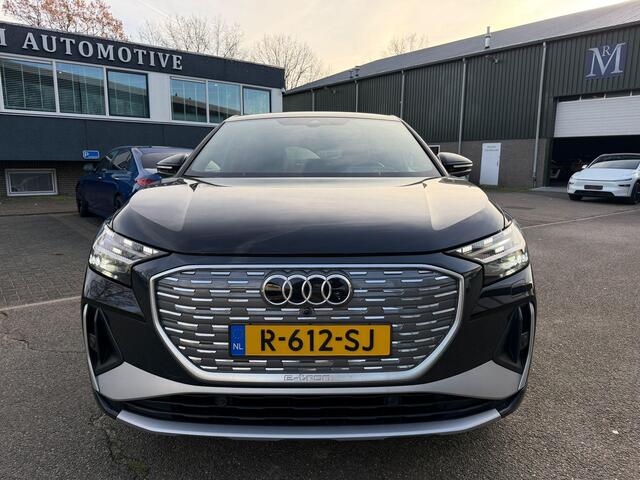 Audi Q4 Sportback e-tron 45 quattro S LINE 77 kWh VAN: 40.900,- VOOR: 37.770,- UW EINDEJAARSVOORDEEL: 3.130,- EURO | HALF LEDER | ELECTR ACHTERKLEP | SONOS AUDIO | CAMERA | ELECTR ACHTERKLEP | RIJKLAARPRIJS!
