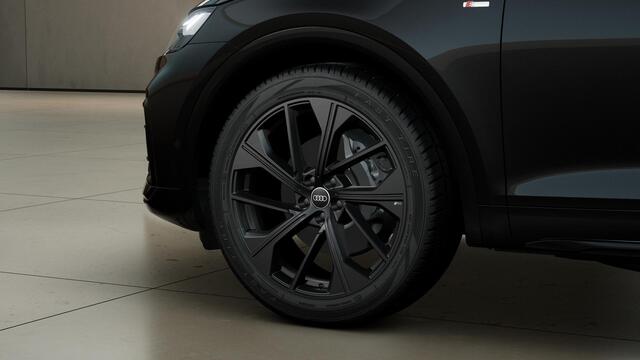 Audi Q5 Sportback S edition Competition 50 TFSI e 220 kW / 299 PK SU panoramadak, assitentiepakket tour&parking, B&O soundsysteem, luchtvering, leder/alcantara interieur, optiekpakket zwart plus, rode stiksels interieur