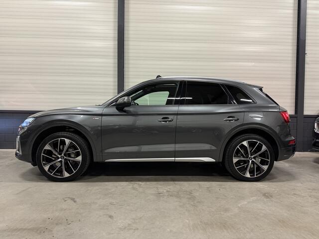 Audi Q5 50 TFSI e S-Line PANO/TREKHAAK/MASSAGE/ACC/KEYLESS/21"/CAMERA/CARPLAY/DONKERE HEMEL/STANDKACHEL/EL.A.KLEP/PRIVACY/DAYTONAGRAU/VOLLEDIG AUDI DEALER HISTORIE, NET OH BEURT GEHAD
