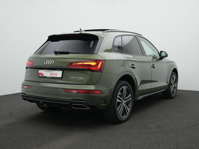 Audi Q5 50 TFSI e 299 pk S-tronic S-Line | Panoramadak | Trekhaak | 360 camera | Elektr. verstelbare stoelen | Side Assist | Afgevlakt sportstuur