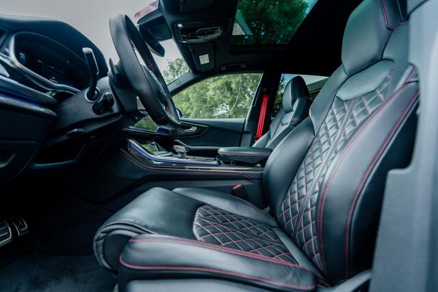 Audi Q8 55 TFSIe Pro Line S ABT | ABT Power S 465pk | ABT Aero | ABT GR23 Matt Racing Gold | Carbon exterieur pakket | Uitgebreid leder pakket | Panorama dak Rode stiksels | B&O premium | panorama dak | Matrix LED | massage | S-Sportstoelen