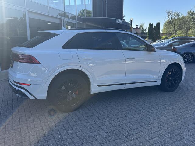 Audi Q8 55 TFSI quattro Pro Line Plus / Trekhaak / Panoramadak / 360Camera / Achterasbesturing / Softclose / 22'' / B&O / Sfeerverlichting / Dodehoek / DAB / Stoelverwarming / ACC