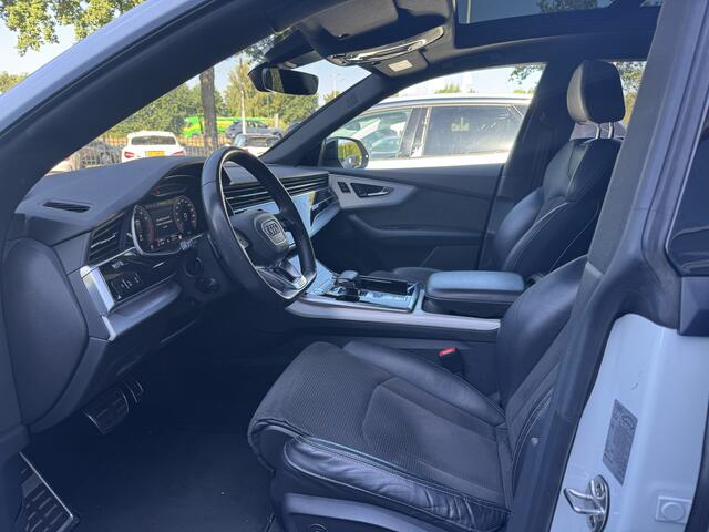 Audi Q8 55 TFSI quattro Pro Line Plus / Trekhaak / Panoramadak / 360Camera / Achterasbesturing / Softclose / 22'' / B&O / Sfeerverlichting / Dodehoek / DAB / Stoelverwarming / ACC